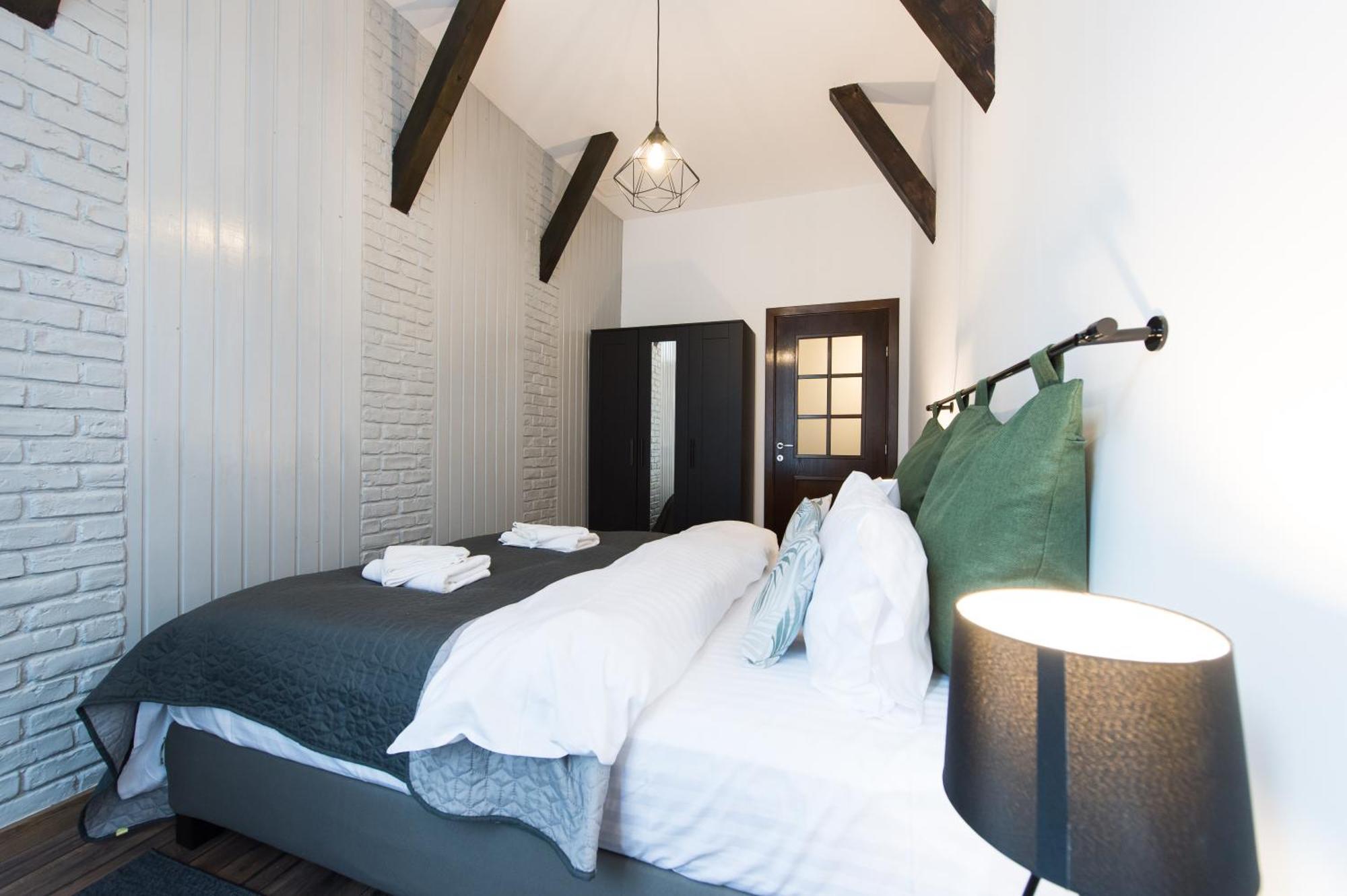 Lovely Brasov Flat With Patio And Mountain Views Braşov Exterior foto