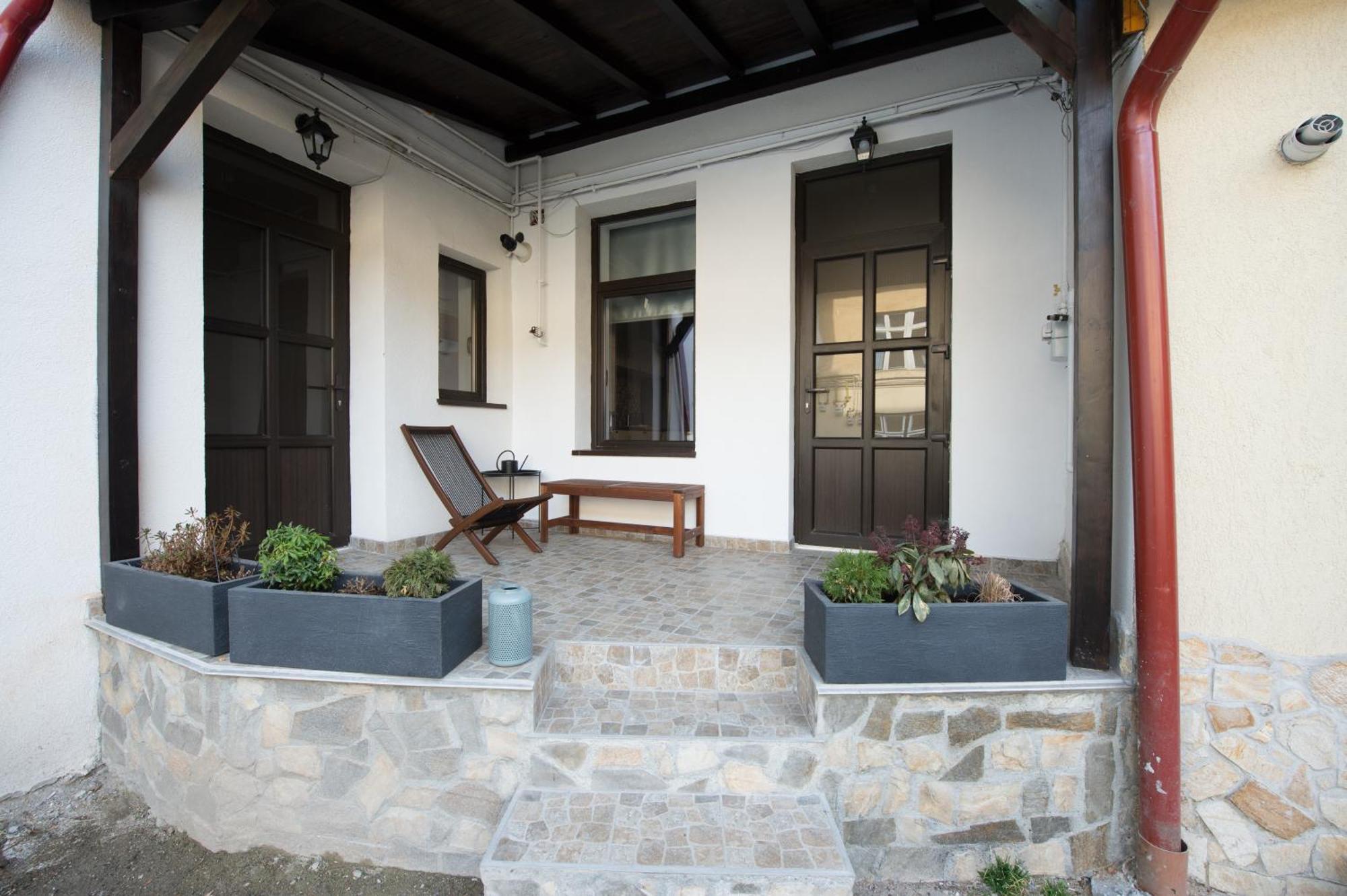 Lovely Brasov Flat With Patio And Mountain Views Braşov Exterior foto